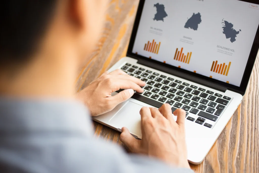 hombre negocios que mira informe financiero computadora portatil